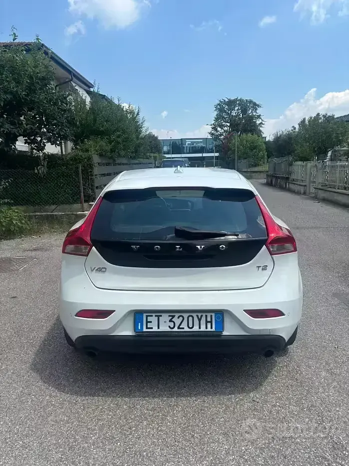 Usata Volvo V40 120 CV (88 kW) 2014 Bianco Berlina
