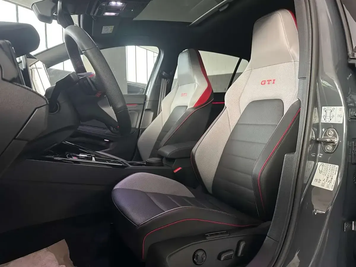 Usata VW Golf VIII GTI 265 CV (194 kW) 2025 Dolphin grey Berlina