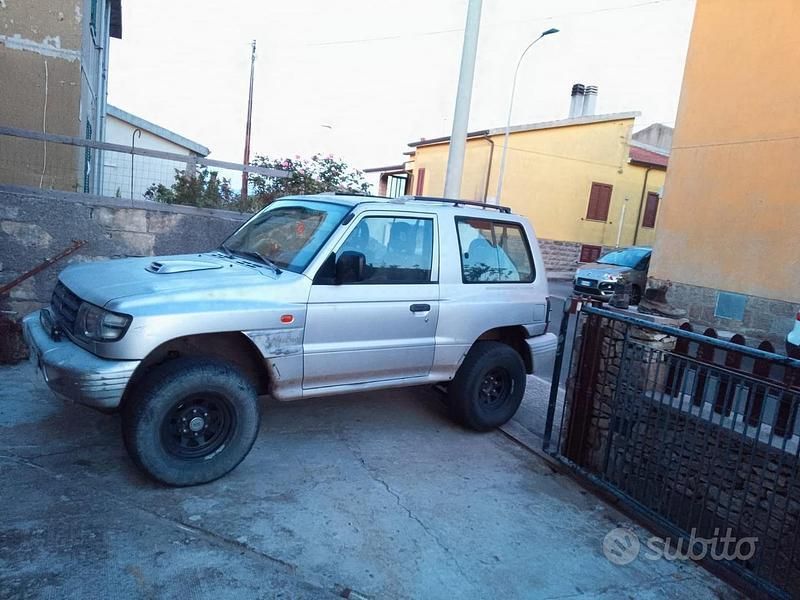 Grigio Usata 1999 Mitsubishi Pajero SUV | 6800 € - Immagine 1/4
