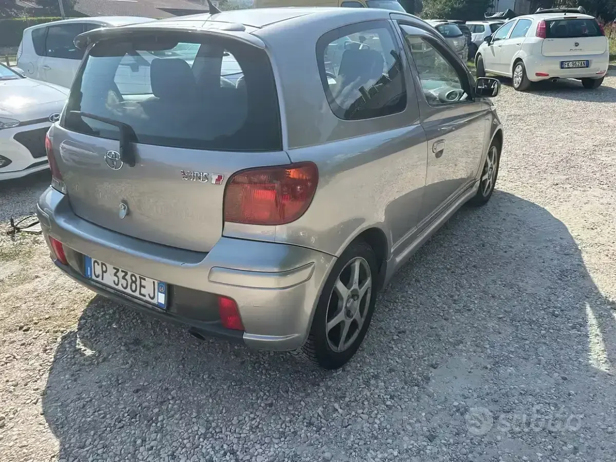 Usata Toyota Yaris Sport 105 CV (77 kW) 2004 Grigio Berlina