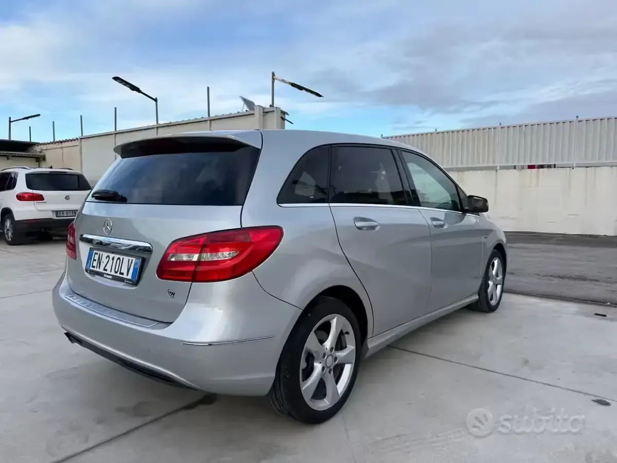 Usata Mercedes B180 Premium 109 CV (80 kW) 2012 Grigio Monovolume