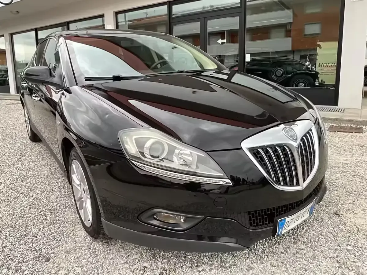 Begagnad Lancia Delta 120 HK (88 kW) 2009 Svart Halvkombi