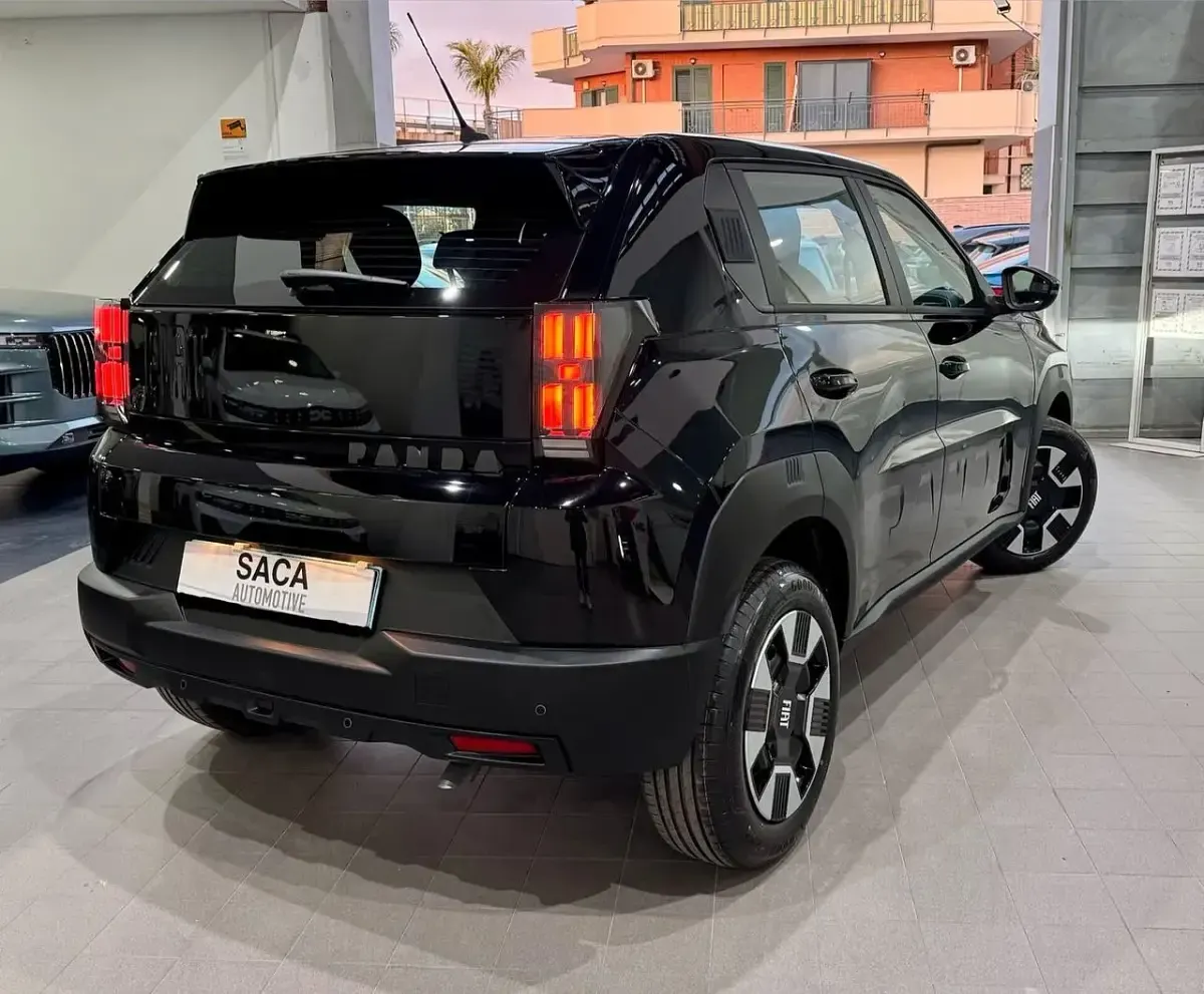 Nuova Fiat Grande Panda Icon 100 CV (73 kW) 2026 Rosso Utilitaria