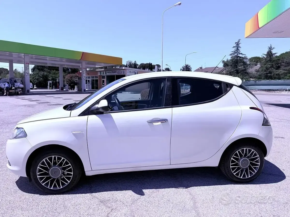Usata Lancia Ypsilon Silver 69 CV (50 kW) 2015 Bianco Utilitaria