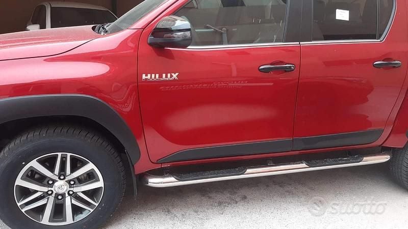 Usata Toyota HiLux Executive 150 CV (110 kW) 2020 Rosso Pick-up