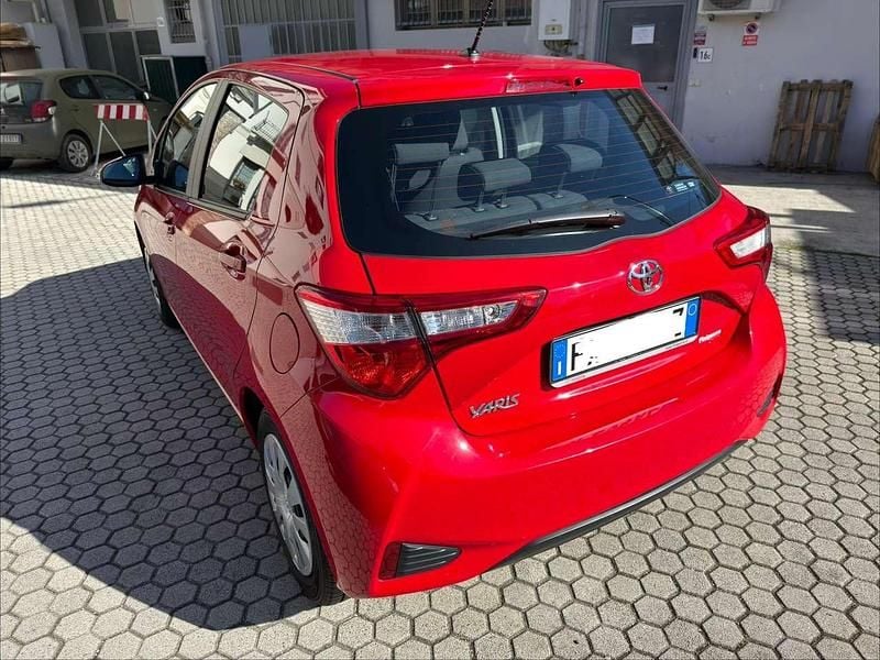 Usata Toyota Yaris Cool 72 CV (52 kW) 2019 Rosso Berlina