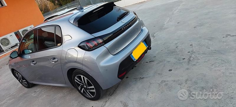 Usata Peugeot 208 Allure 101 CV (74 kW) 2021 Grigio Utilitaria