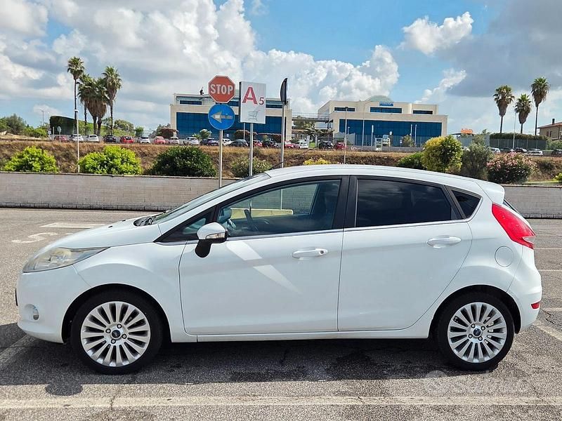 Usata Ford Fiesta Titanium 68 CV (50 kW) 2009 Bianco Utilitaria