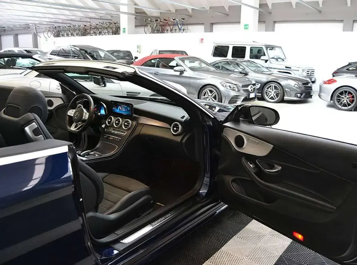 Usata Mercedes C180 AMG line 156 CV (114 kW) 2019 Blu/azzurro Cabrio