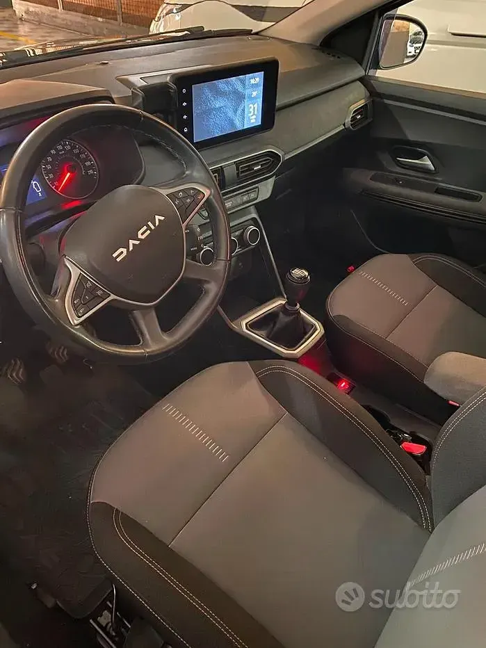 Usata Dacia Jogger Expression 101 CV (74 kW) 2023 Verde Monovolume