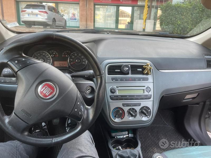 Gebraucht Fiat Grande Punto 65 PS (47 kW) 2010 Grau Kleinwagen