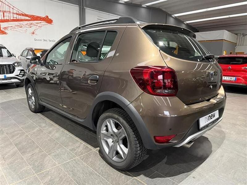 Usata Dacia Sandero Acces 101 CV (74 kW) 2020 Marrone Utilitaria