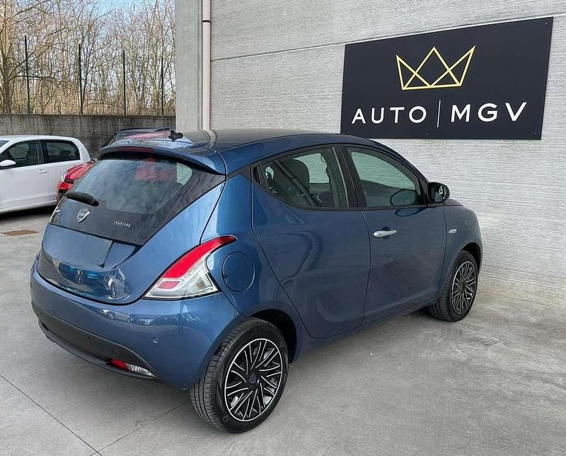 Usata Lancia Ypsilon Gold 69 CV (50 kW) 2023 Blu/azzurro Utilitaria