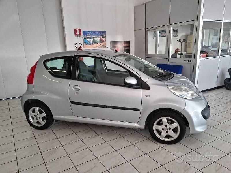 Gebraucht Peugeot 107 54 PS (39 kW) 2007 Silber Kleinwagen