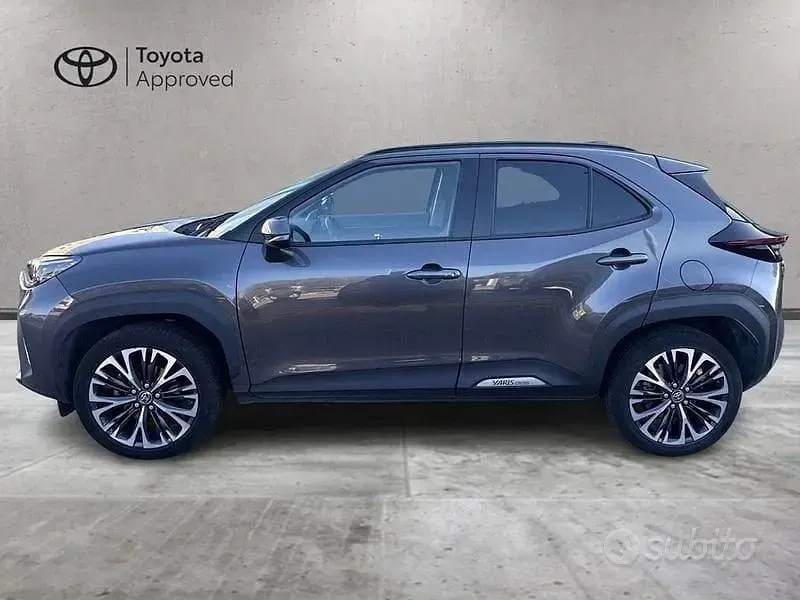 Usata Toyota Yaris Cross Lounge 116 CV (85 kW) 2023 Grigio SUV
