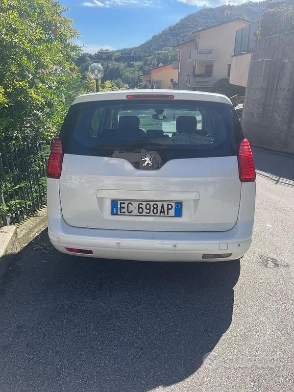 Usata Peugeot 5008 109 CV (80 kW) 2010 Bianco Monovolume