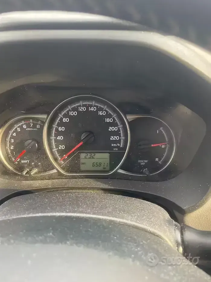 Usata Toyota Yaris 69 CV (50 kW) 2015 Grigio Utilitaria