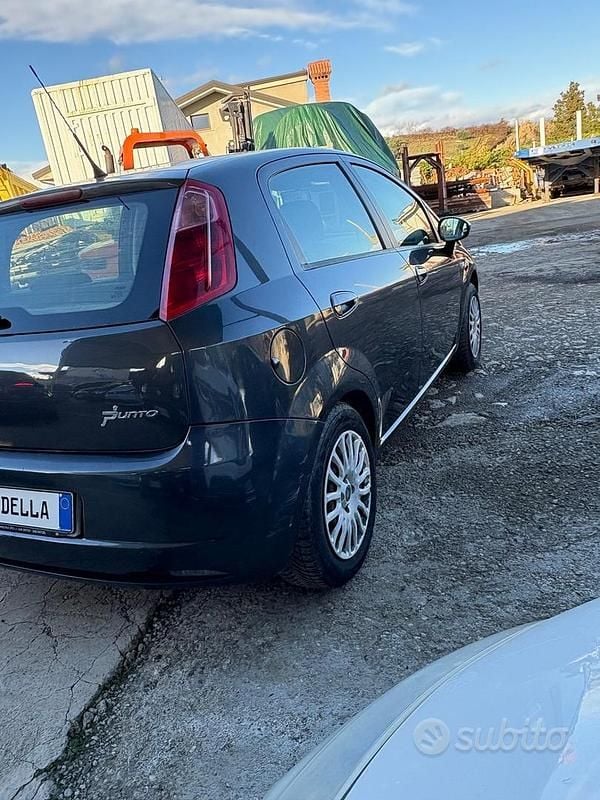 Usata Fiat Grande Punto Active 75 CV (55 kW) 2007 Grigio Utilitaria