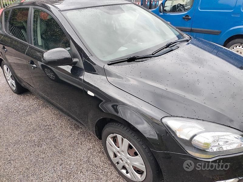 Begagnad Kia Ceed 115 HK (84 kW) 2011 Svart Halvkombi