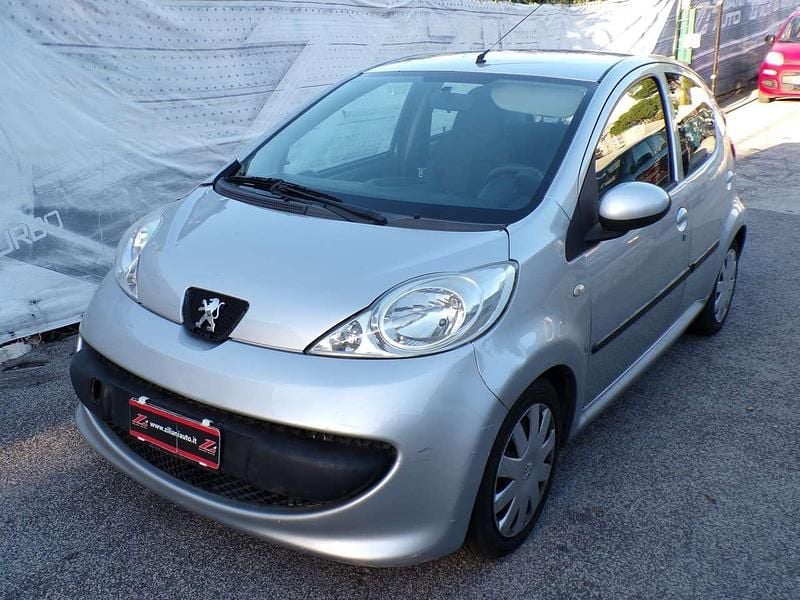 Usata Peugeot 107 68 CV (50 kW) 2005 Argento Utilitaria