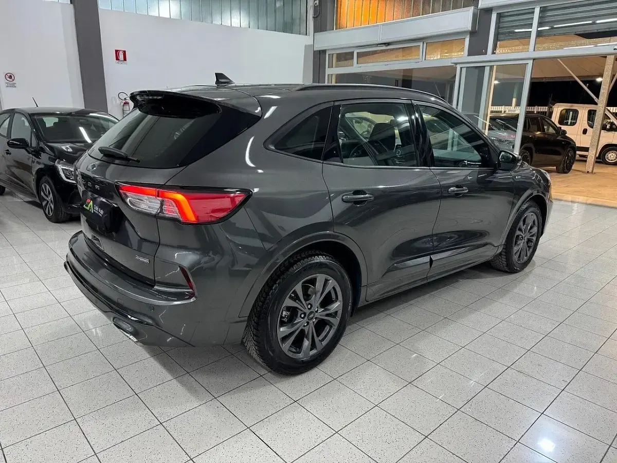 Usado Ford Kuga ST-Line 152 CV (111 kW) 2022 Gris SUV