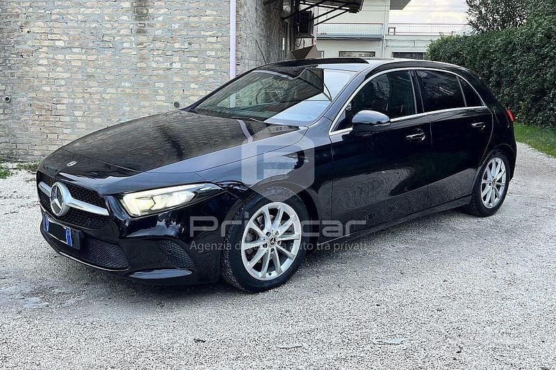 Nero Usata 2020 Mercedes A180 Due volumi | 19.800 € (Buon prezzo) - Immagine 1/4
