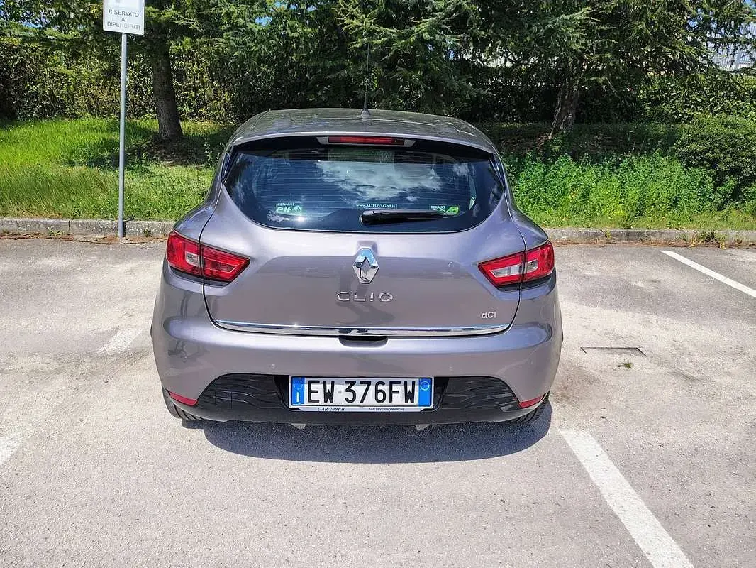 Usado Renault Clio IV 90 CV (66 kW) 2014 Gris Berlina