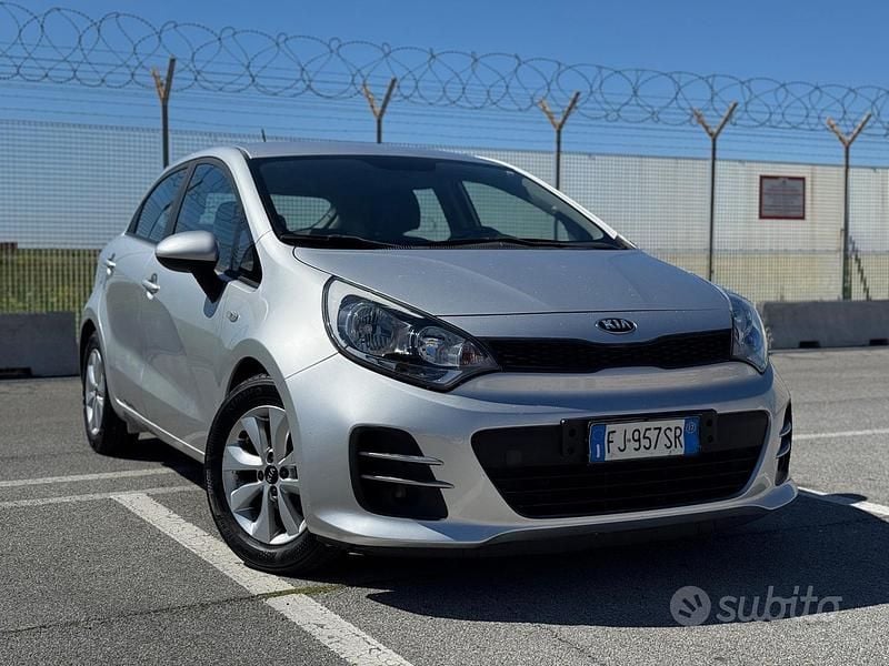 Usata Kia Rio 84 CV (61 kW) 2017 Grigio Berlina