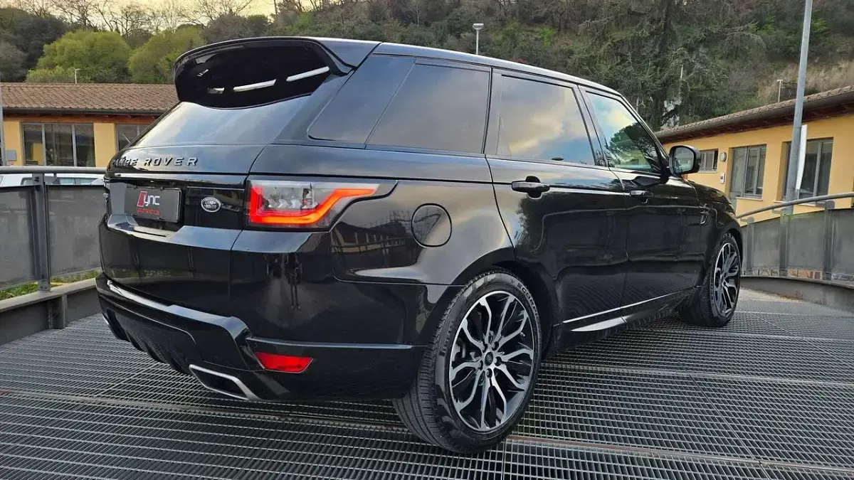 Käytetty Land Rover Range Rover Sport HSE Dynamic 300 HP (220 kW) 2021 Musta Katumaasturi