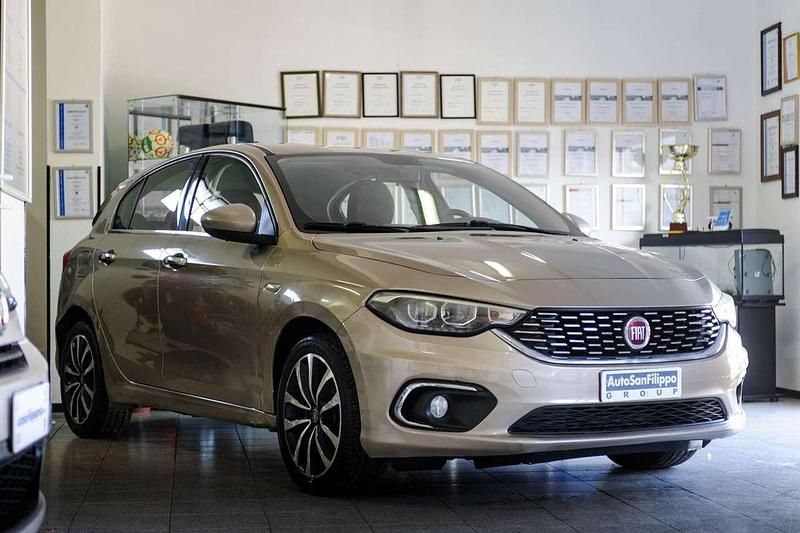 Usata Fiat Tipo Lounge 95 CV (69 kW) 2017 Sabbia met. Berlina