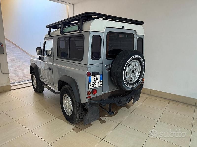 Usata Land Rover Defender SE 122 CV (89 kW) 2010 Grigio Station wagon