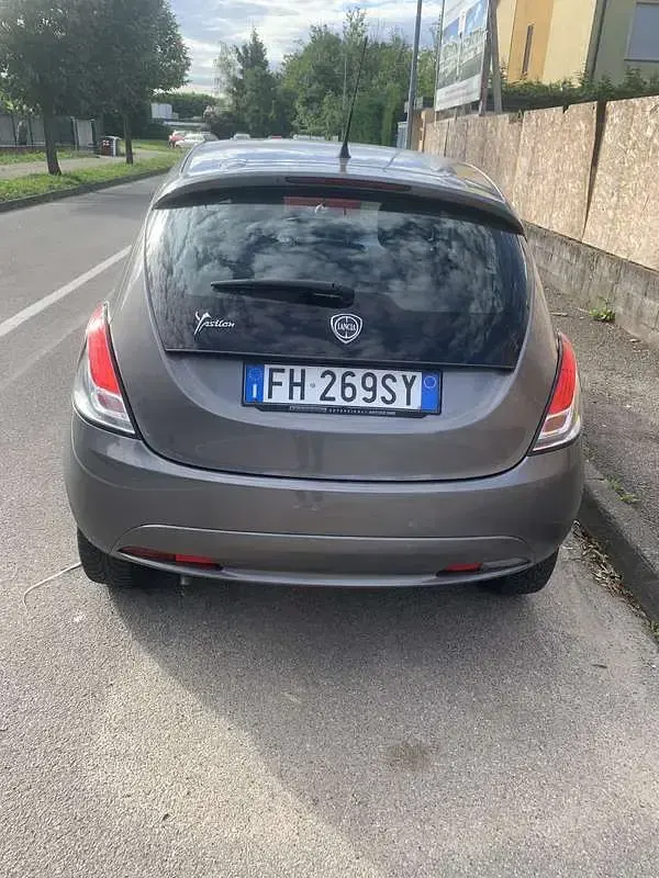 Usata Lancia Ypsilon Gold 69 CV (50 kW) 2017 Utilitaria
