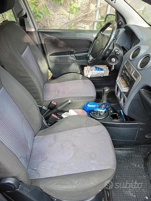 Grigio Usata 2007 Ford Fusion Monovolume | 1000 € (Super prezzo) - Immagine 1/4