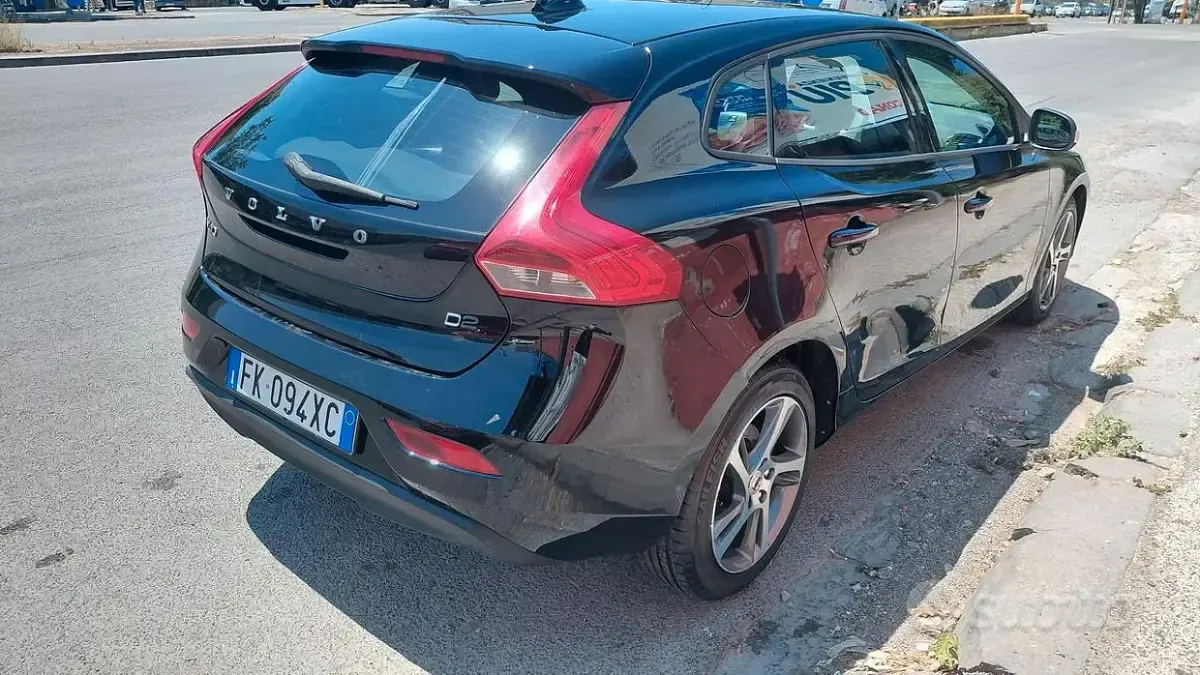 Usata Volvo V40 120 CV (88 kW) 2017 Nero Berlina