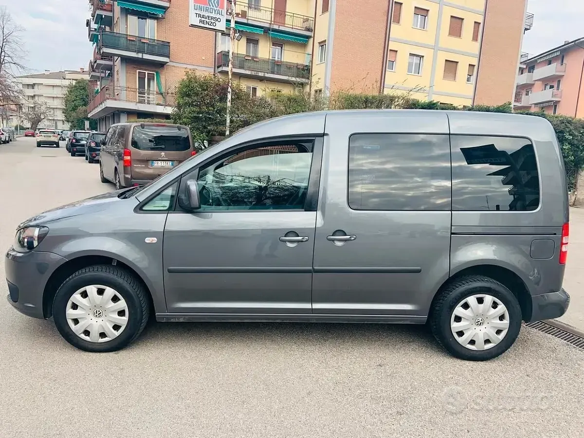 Usata VW Caddy Comfortline 102 CV (75 kW) 2011 Grigio Monovolume