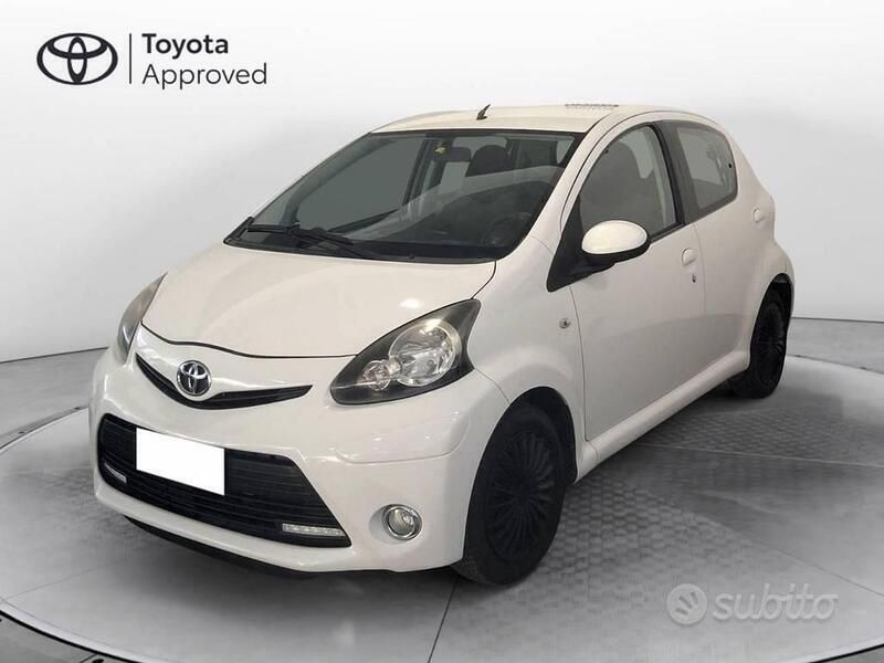 Bianco Usata 2013 Toyota Aygo Due volumi | 6900 € (Molto cara) - Immagine 1/4