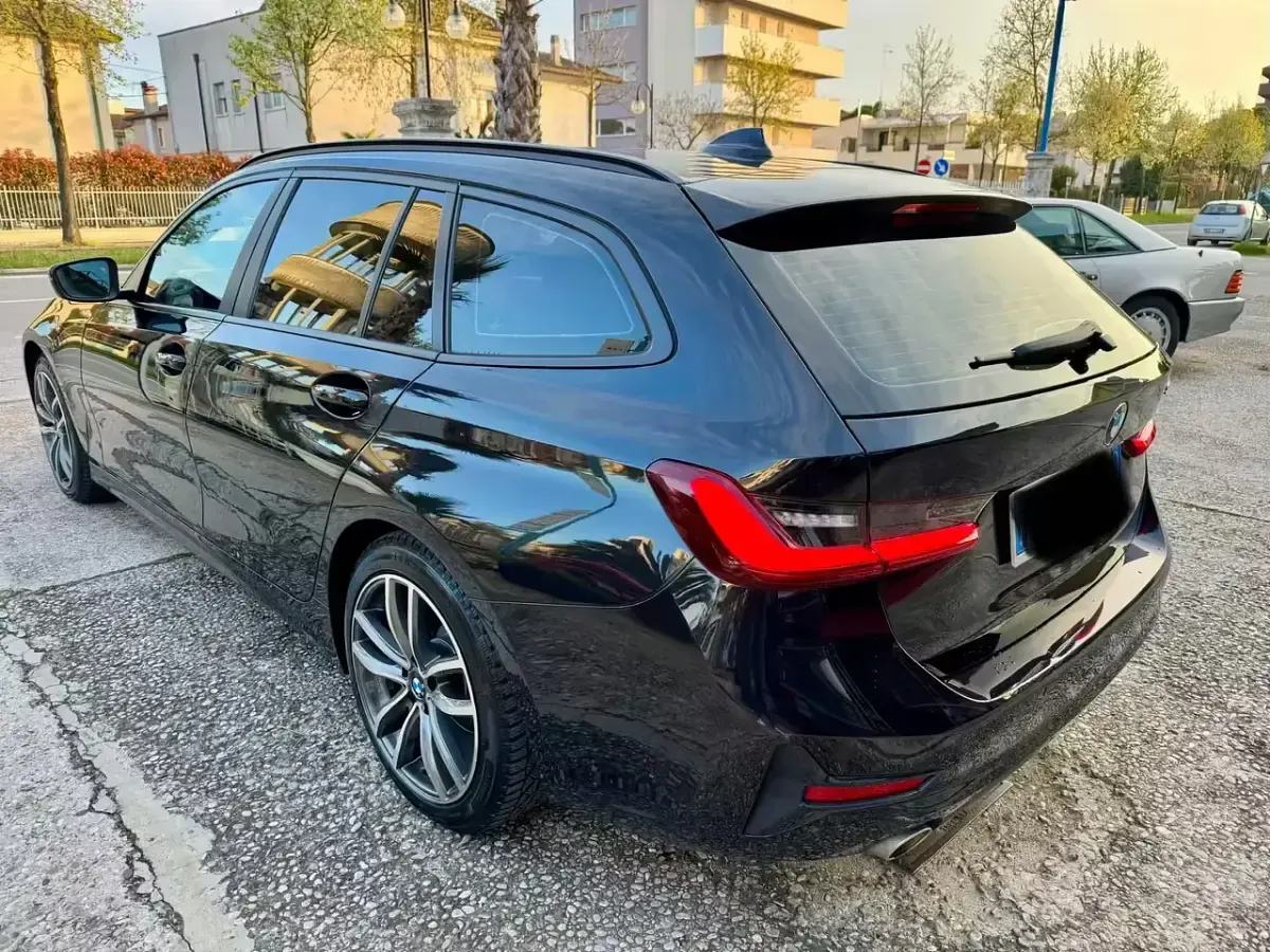 Usata BMW 318 149 CV (109 kW) 2022 Nero Station wagon