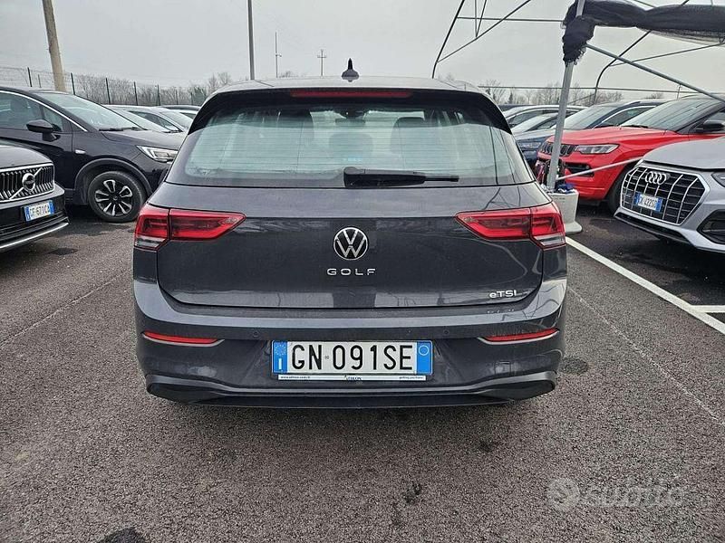 Usata VW Golf VIII Life 110 CV (80 kW) 2023 Grigio Berlina
