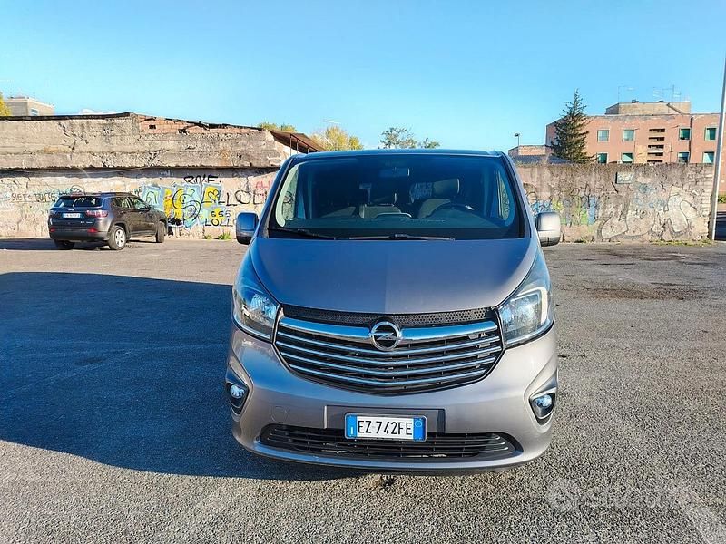 Grigio Usata 2015 Opel Vivaro Furgone | 12.900 € (Cara) - Immagine 1/4