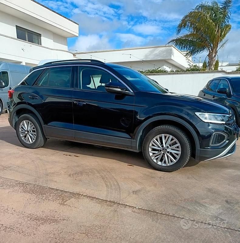 Usata VW T-Roc Life 116 CV (85 kW) 2023 Nero SUV