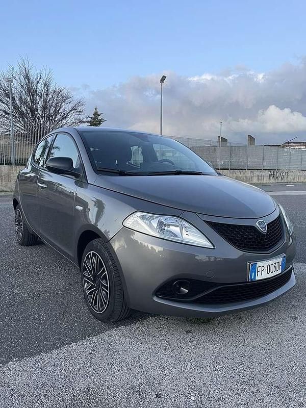Usata Lancia Ypsilon Platinum 69 CV (50 kW) 2018 Grigio Utilitaria