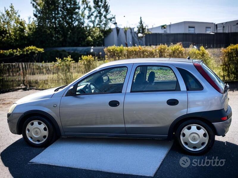 Usato 2002 Opel Corsa Benzin (1.500 €)