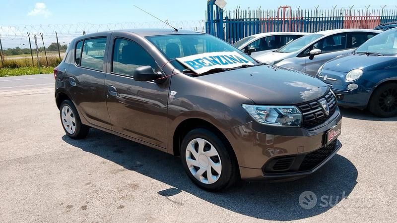 Marrone Usata 2018 Dacia Sandero Due volumi | 5799 € (Super prezzo) - Immagine 1/4