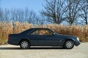 Usata Mercedes 200 122 CV (89 kW) 1992 Blu/azzurro Coupé