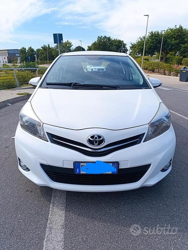 Usata Toyota Yaris Lounge 69 CV (50 kW) 2014 Bianco Berlina