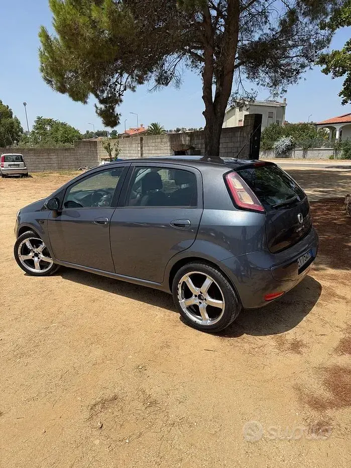 Usata Fiat Punto Lounge 69 CV (50 kW) 2014 Grigio Utilitaria