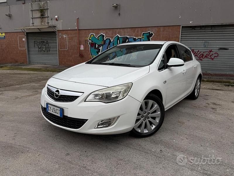 Bianco Usata 2010 Opel Astra Cosmo Tre volumi | 2299 € (Super prezzo) - Immagine 1/4