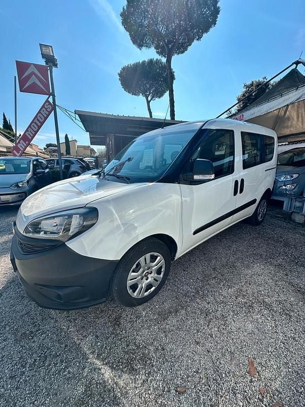 Usata Fiat Doblò Lounge 95 CV (69 kW) 2021 Bianco Monovolume