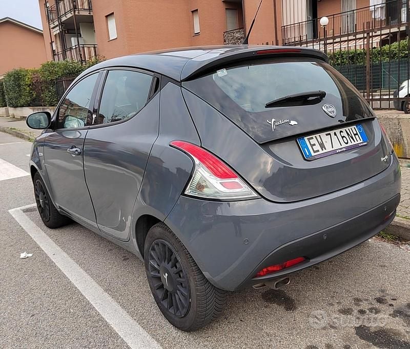 Usata Lancia Ypsilon 69 CV (50 kW) 2014 Grigio Utilitaria