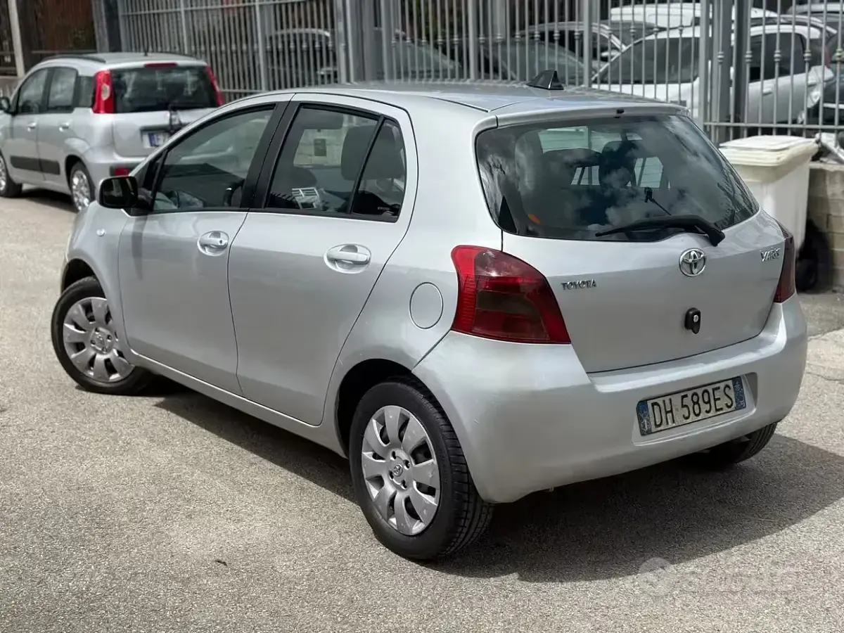 Usata Toyota Yaris Sol 90 CV (66 kW) 2007 Grigio Utilitaria